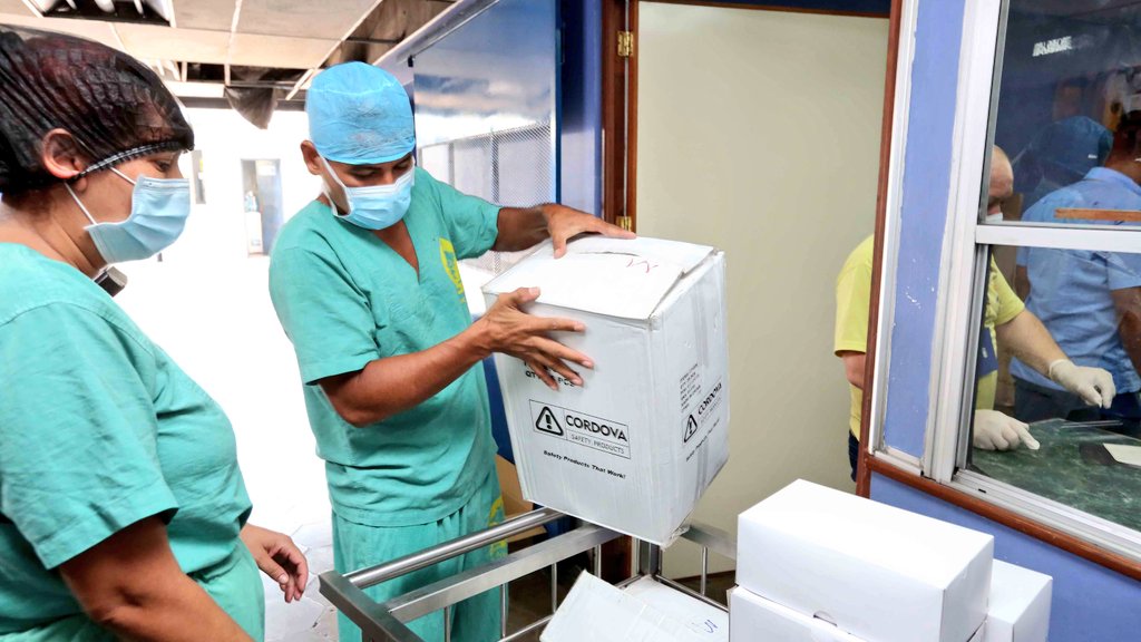 Personal del ISSS Amatepec recibe equipo de bioseguridad para atender pacientes con COVID-19 personal-del-isss-amatepec-recibe-equipo-de-bioseguridad-para-atender-pacientes-con-covid-19